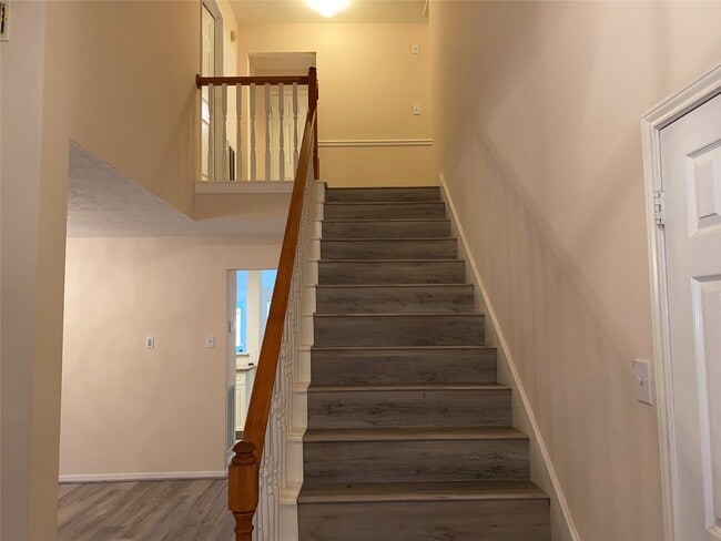 Building Photo - 215 W New Meadows Dr