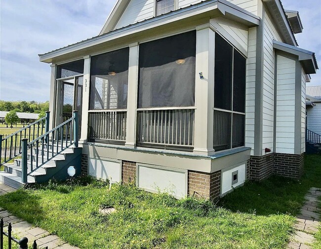 Building Photo - 221 A St