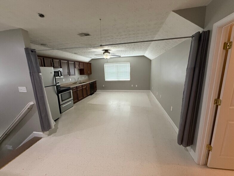 Building Photo - 165 Main St