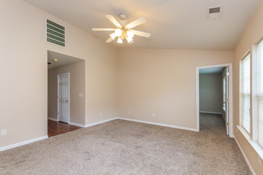 Building Photo - 2909 Deep Cove Dr NW