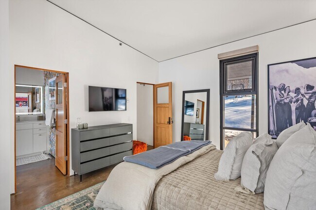 Building Photo - 2700 Juniper Hill Rd