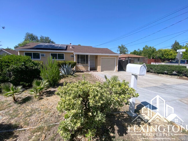 Building Photo - Spacious, 3BD/1BA, Home with Office in Car...