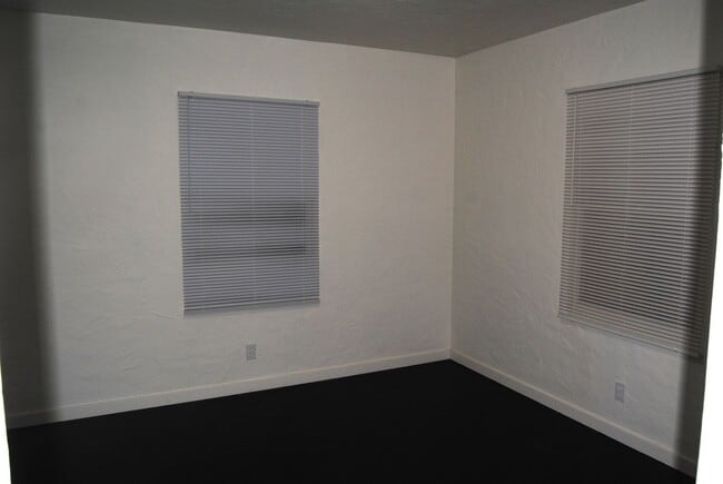Building Photo - 408 Oildale Dr