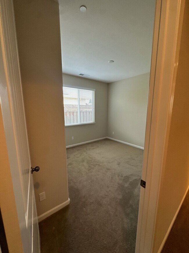 Building Photo - Spacious 4 Bed / 3 Bath Home with Large Covered Patio in Chico