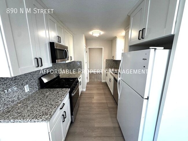 Building Photo - 890 N M St