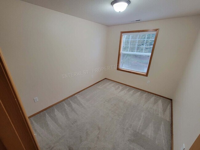 Building Photo - *1/2 OFF 1ST MONTH'S RENT* Large 3 Bed 2.5Ba Vancouver Beauty W/ Gas Fireplace, Dog Run, Fenced Y...