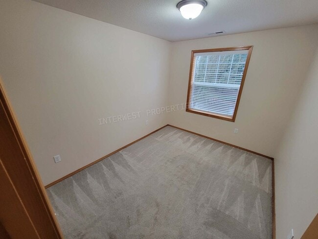 Building Photo - *1ST MONTH'S RENT FREE PROMO* Large 3 Bed 2.5Ba Vancouver Beauty W/ Gas Fireplace, Dog Run, Fence...