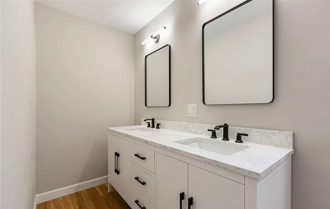 Building Photo - Modern 4 Bedroom Home with Granite Kitchen & Tiled Baths