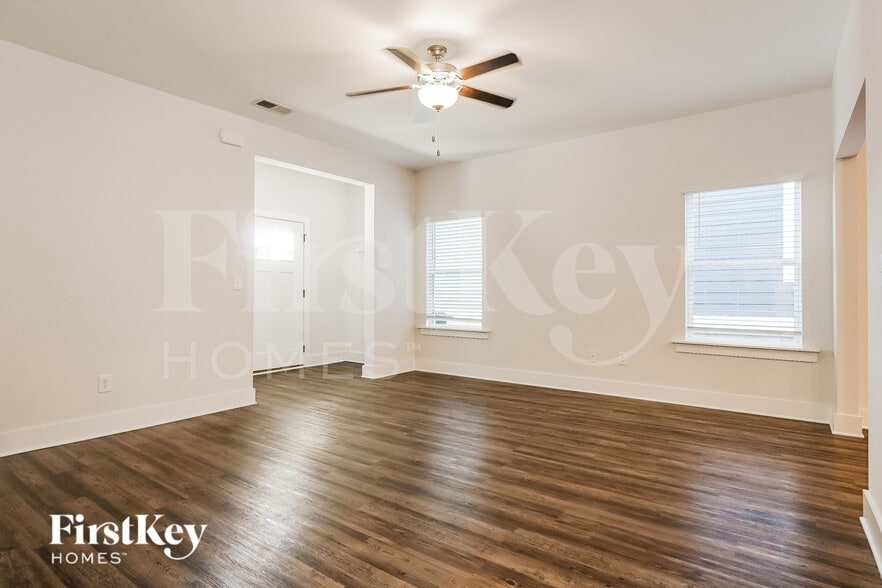 Building Photo - 2807 Village Ln