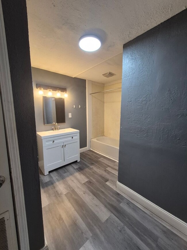 Building Photo - Cozy 2-Bedroom on quiet street