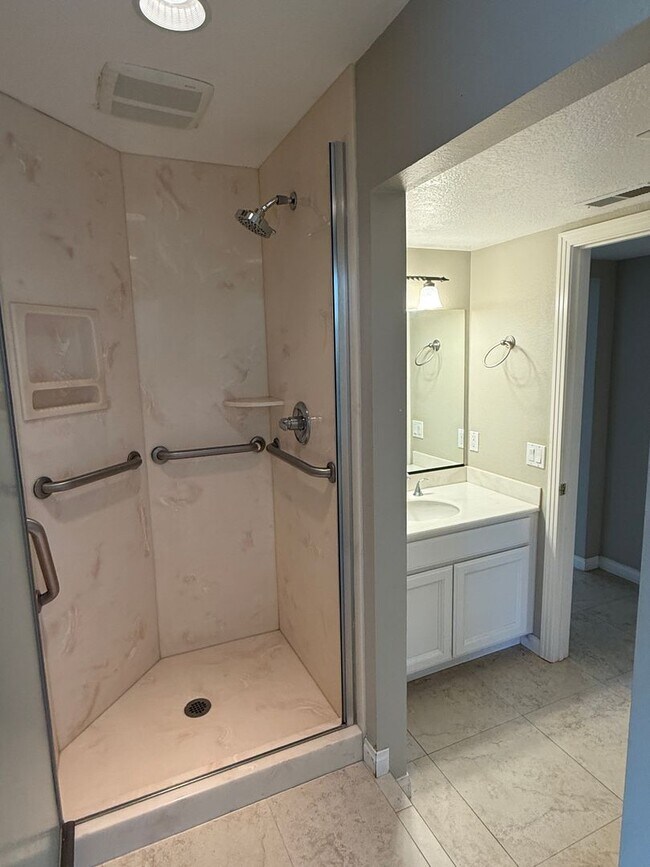 Building Photo - Charming 5 bed/3 bath in Carmel Valley
