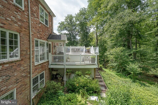 Building Photo - 337 Crum Creek Ln