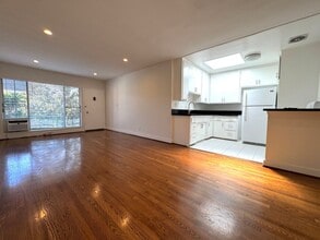 Building Photo - Spacious Top Floor 1 Bedroom in West Holly...