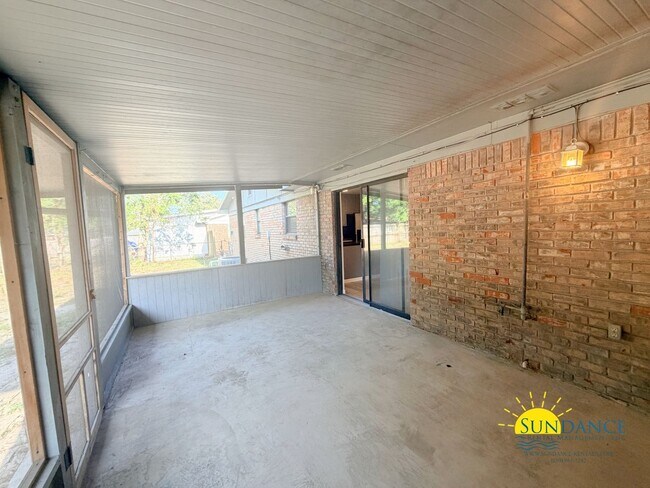 Building Photo - Beautifully Updated 3 Bedroom Home in Mary Esther, near Highway 98!