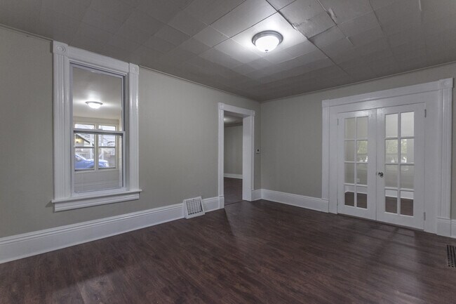 Building Photo - 5 Bedrooms, 2 Bathrooms - Near Drake
