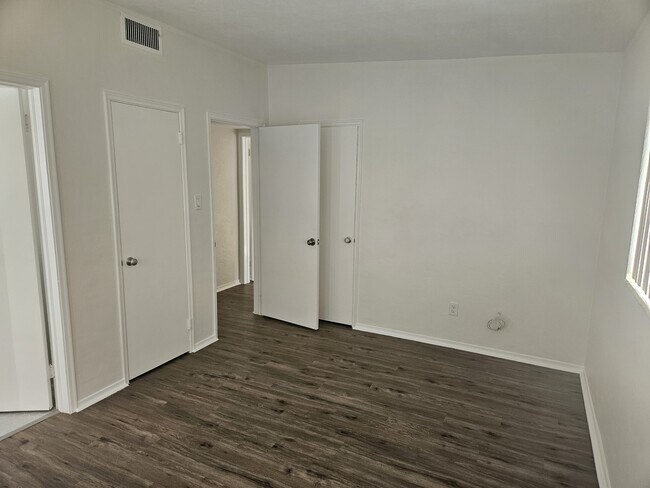 Building Photo - 5718 8th Ave N