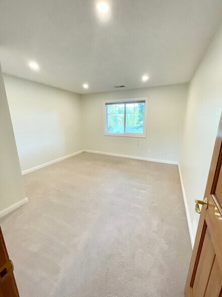 Building Photo - 3660 Pilot Knob Rd