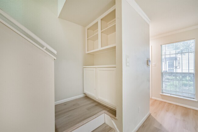Building Photo - 5917 Fairdale Ln