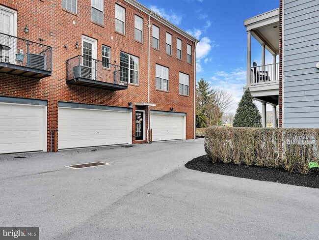 Building Photo - 147 Putnam Way