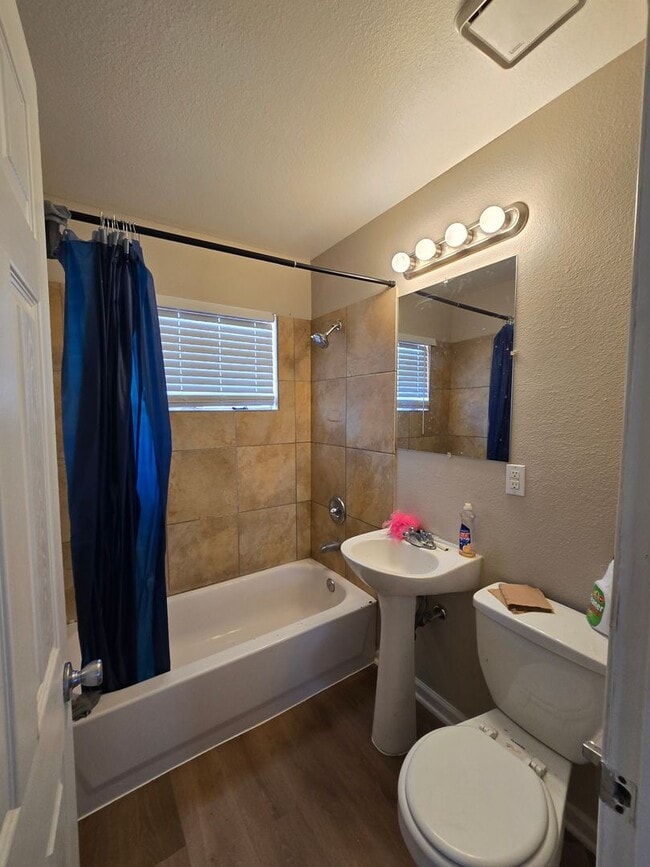 Building Photo - Single story 3 Bedroom house ready for mov...