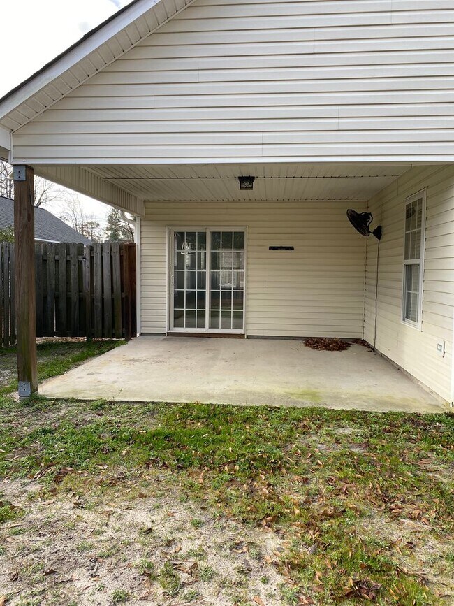 Building Photo - 3 bedroom, 2 bathroom Home in Hampstead