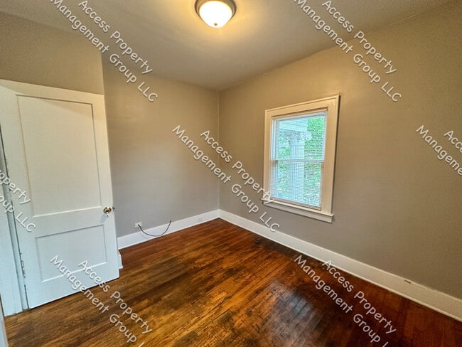 Building Photo - Large Upper 2 Bedroom SE Side Unit