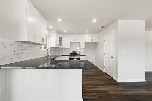 Building Photo - Paradise- 2 bed 2 bath +Bonus room, No Pets, Garage, fenced yard, RV parking