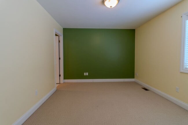 Building Photo - Modern Living Meets Cozy Charm