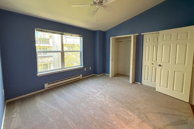 Building Photo - Lovely 2 bedroom Townhome in great Central...