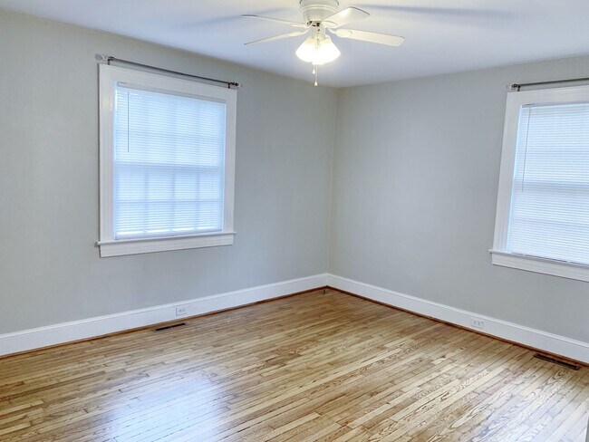 Building Photo - 3 Bedrooms 2 Bathrooms with fenced in back...