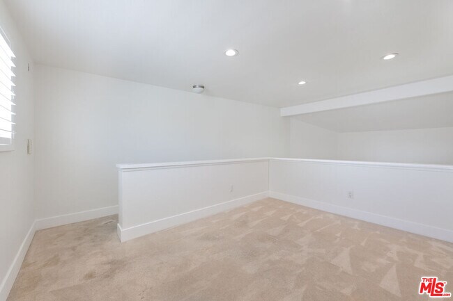 Building Photo - 5500 Owensmouth Ave