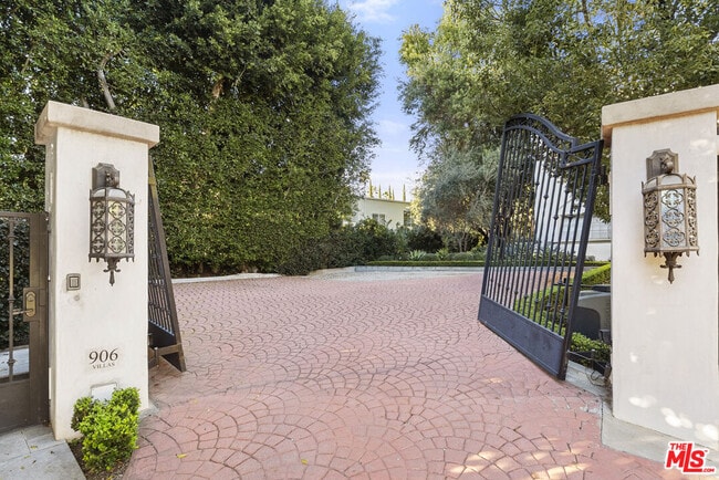 Building Photo - 906 Benedict Canyon Drive