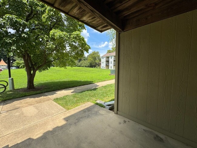 Building Photo - Sun-filled 1 Bed 1 Bath 1st Level Condo Wi...