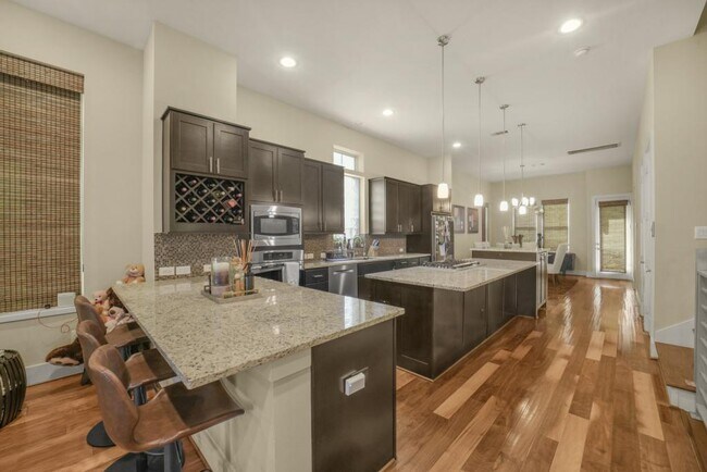 Building Photo - 5425A Hidalgo St