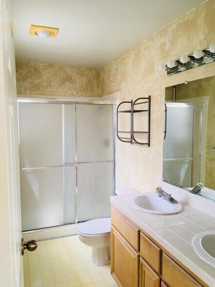 Building Photo - Prime Location Richmond Marina Townhouse