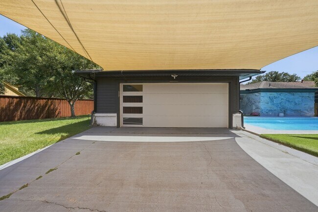 Building Photo - 7765 El Pensador Dr