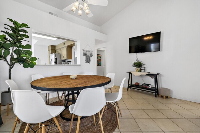Building Photo - 699 Vista Lago Cir N