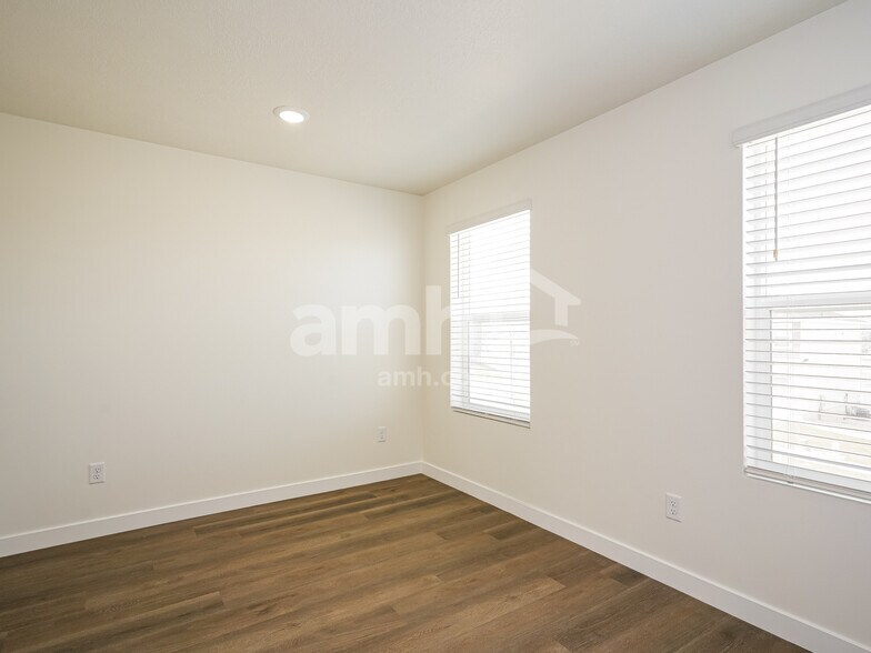 Building Photo - 1296 Carnaby St