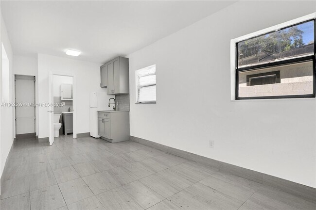 Building Photo - 13390 NE 6th Ave