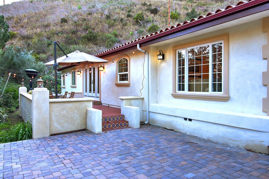 Primary Photo - 1569 Sycamore Canyon Rd