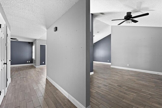 Building Photo - 5517 Loma Vista Dr E