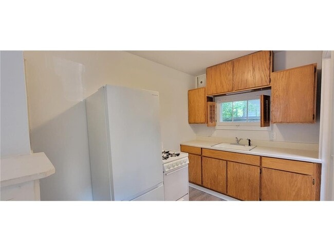 Building Photo - 2335 Hemlock Ln N