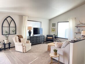 Building Photo - 3 Bed 3 Bath Twin Home