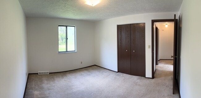 Building Photo - 2 Bedroom 1 Bathroom Townhouse in Shaler Area School District