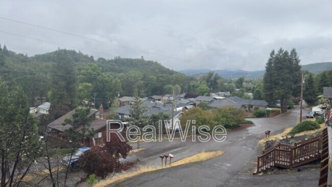 Building Photo - 1384 NE Ridge Ave
