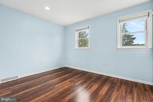 Building Photo - 261 Florence Dr