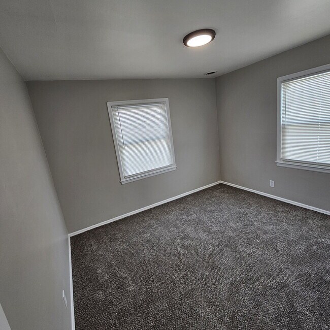 Building Photo - 3 Bedroom Ranch Completely Renovated - New Flooring, Doors and Fixtures, New Bathroom, New Kitche...