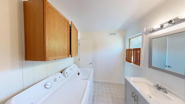 Building Photo - 102 W Windjammer Rd