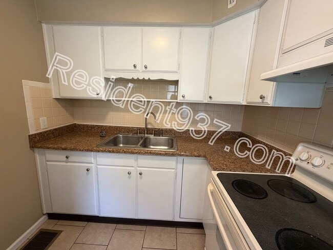 Building Photo - 3 Bed 1 Bath Home