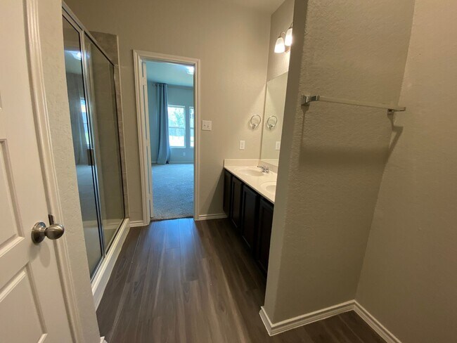 Building Photo - Spacious 4 Bedroom ~ Convenient to JBSA Ra...